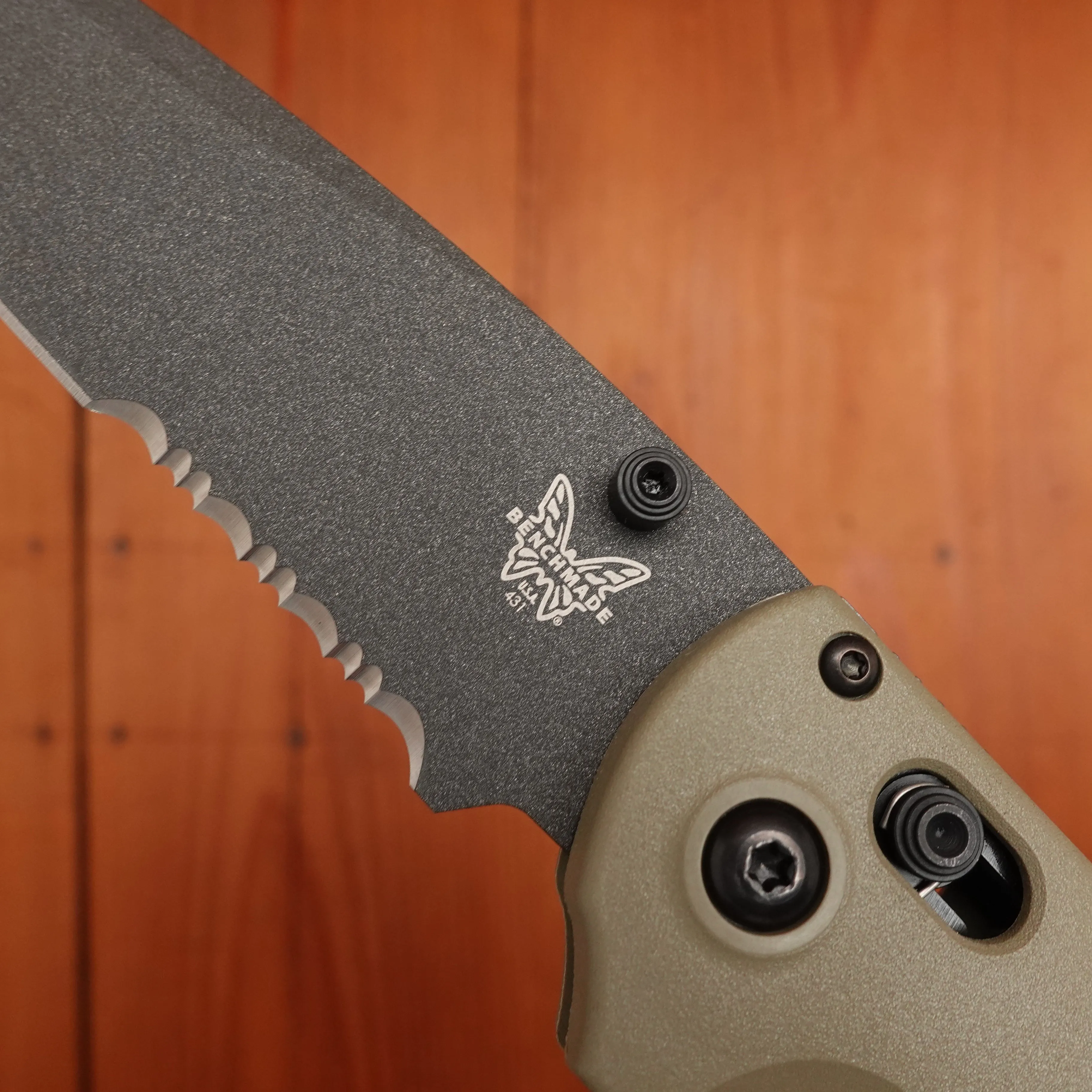 Benchmade 431SBK-1 Redoubt Serrated Reverse Tanto CPM-D2 AXIS Lock Ranger Green/Forest Grivory Handle